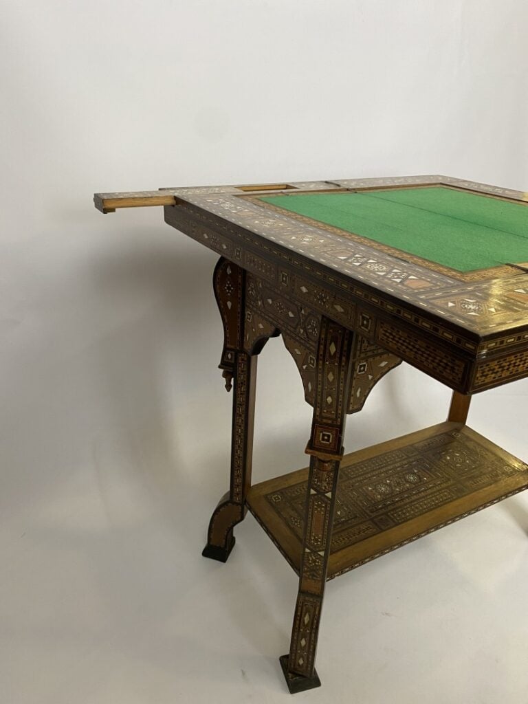 Table à jeux en marqueterie de bois exotique et nacre à décor de motifs géométr…