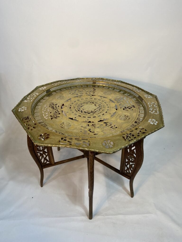 TABLE A THE EN BOIS ET PLATEAU EN CUIVRE ET LAITON - Chine - Grand plateau ajou…