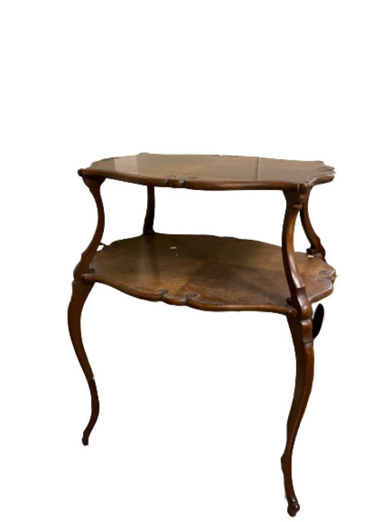 Table à thé en bois naturel à deux plateaux à décor sculpté de coquilles, piète…