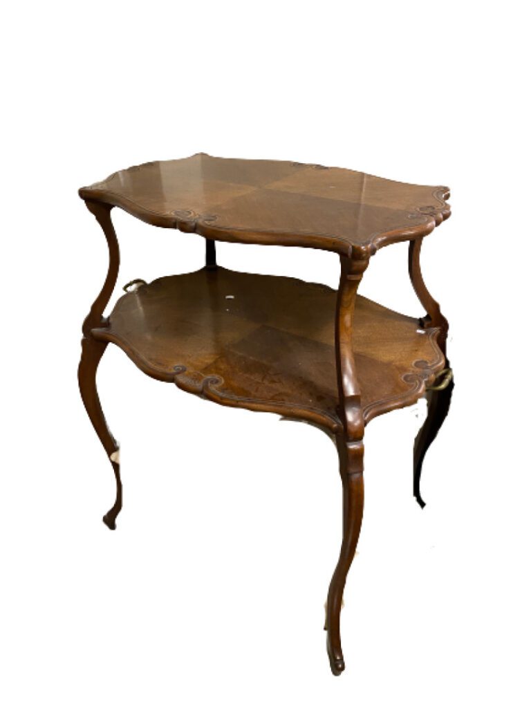 Table à thé en bois naturel à deux plateaux à décor sculpté de coquilles, piète…