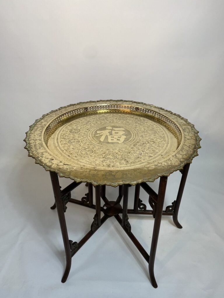 TABLE A THE EN BRONZE - Chine - Le plateau polylobé formant pétales en bronze d…