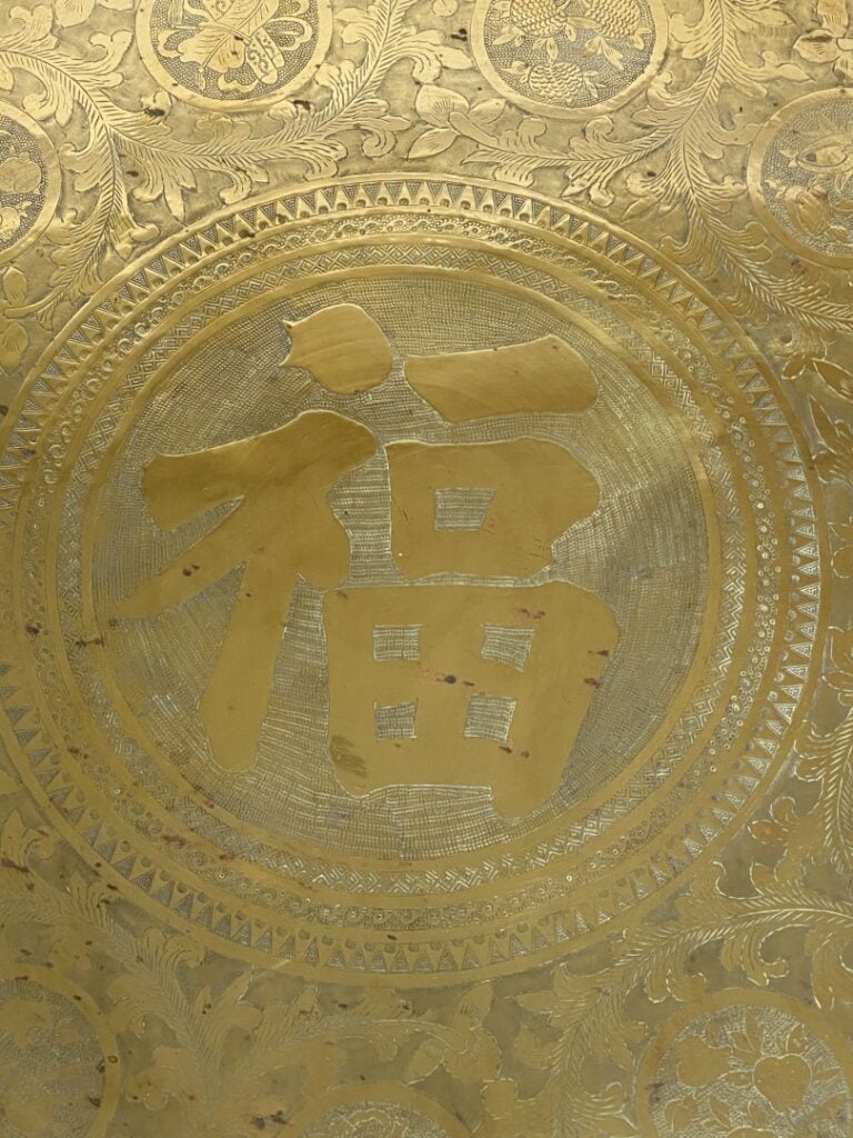TABLE A THE EN BRONZE - Chine - Le plateau polylobé formant pétales en bronze d…