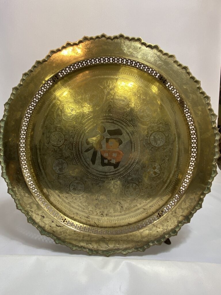 TABLE A THE EN BRONZE - Chine - Le plateau polylobé formant pétales en bronze d…