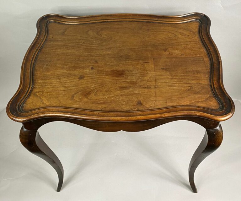Table à thé en noyer mouluré, piètement galbé - Style Louis XV - 56,5 x 59,5 x…