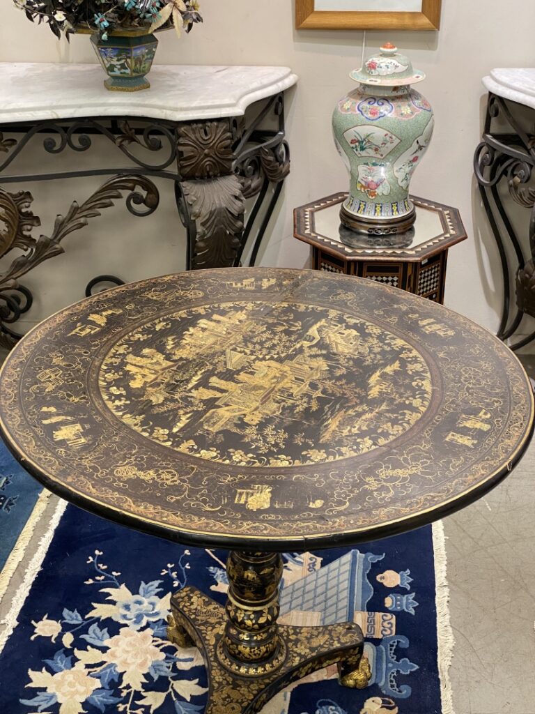 Table à thé ronde en bois noirci et doré - Napoléon III - Riche décor sur le pl…