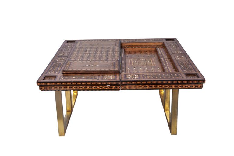 Table basse à piètement en métal, le plateau composé de panneaux montés en para…