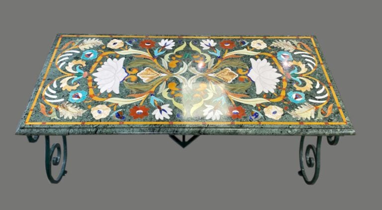 Table basse à plateau rectangulaire en marqueterie de marbre et pierres dures s…