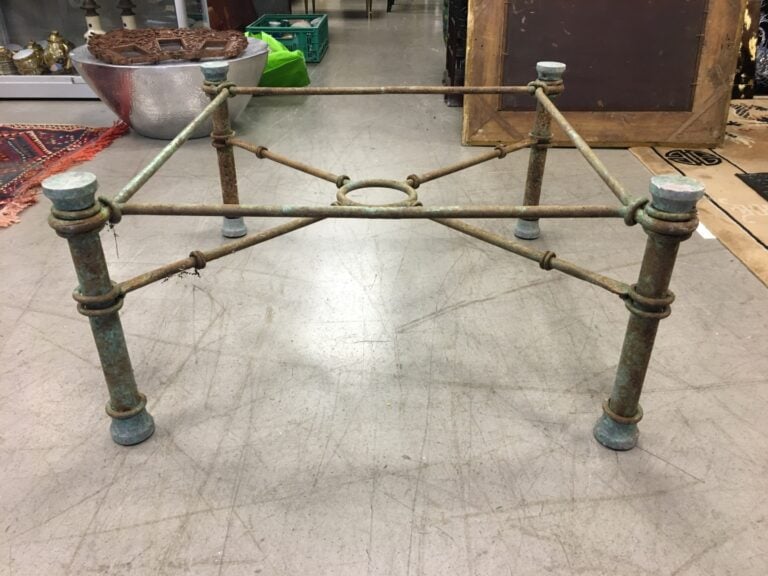 Table basse carrée, la structure en métal patiné vert (manque le plateau en ver…