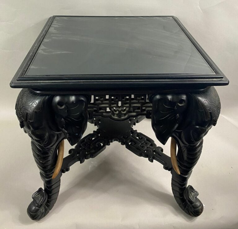 Table basse de forme carrée en bois noirci, le plateau de verre - Piètement scu…