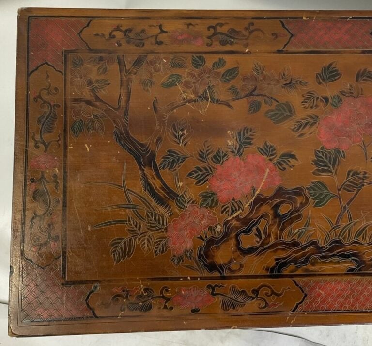 Table basse en bois laqué. travail asiatique. - 30 x 80 x 41 cm