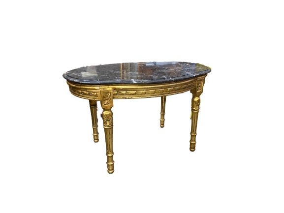 Table basse en bois mouluré et sculpté doré, piétement balustre cannelé, platea…