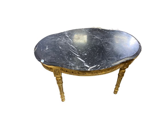 Table basse en bois mouluré et sculpté doré, piétement balustre cannelé, platea…