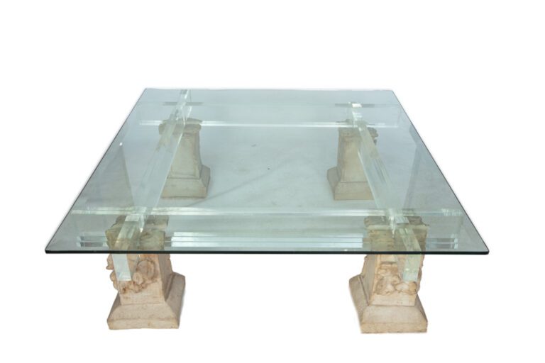 Table basse en matière composite et plateau de verre biseauté, formée de quatre…