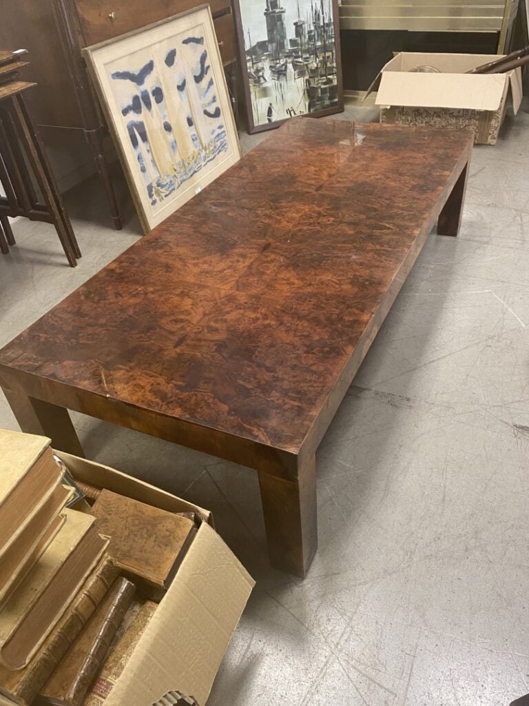 Table basse en placage de loupe. - (rayures, éclats)
