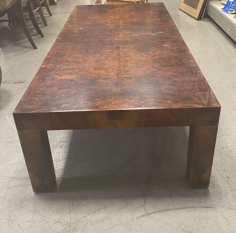Table basse en placage de loupe. - (rayures, éclats)