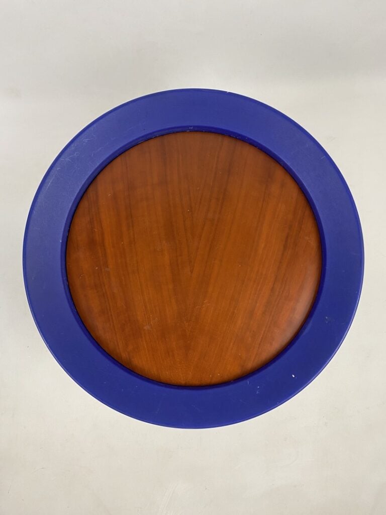 Table basse, plateau en bois et piètement en métal. - (légères rayures) - H: 40…