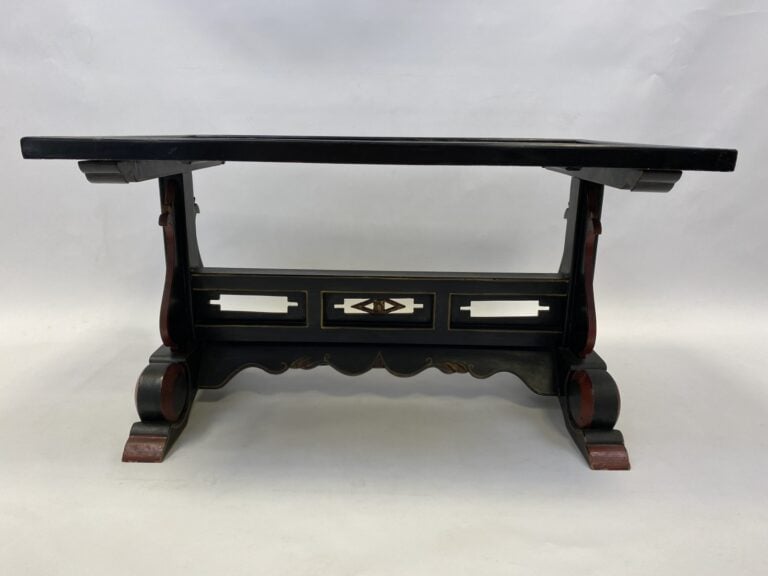 TABLE BASSE RECTANGULAIRE EN BOIS LAQUE NOIR ET ROUGE - Chine - A décor de pays…