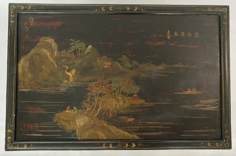 TABLE BASSE RECTANGULAIRE EN BOIS LAQUE NOIR ET ROUGE - Chine - A décor de pays…