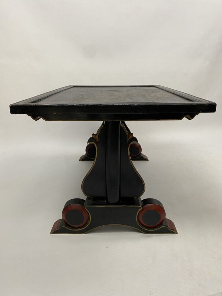 TABLE BASSE RECTANGULAIRE EN BOIS LAQUE NOIR ET ROUGE - Chine - A décor de pays…