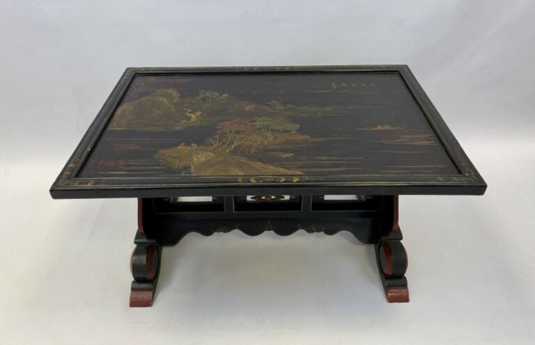 TABLE BASSE RECTANGULAIRE EN BOIS LAQUE NOIR ET ROUGE - Chine - A décor de pays…