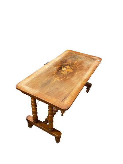 Table basse rectangulaire en bois, le plateau à décor floral marqueté, piètemen…