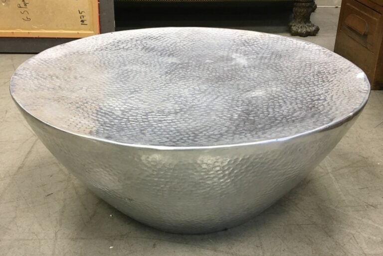 Table basse ronde en acier martelé. - Hauteur: 30 cm. ; Diamètre: 70 cm.