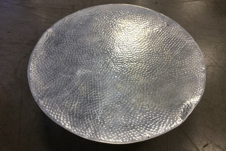 Table basse ronde en acier martelé. - Hauteur: 30 cm. ; Diamètre: 70 cm.