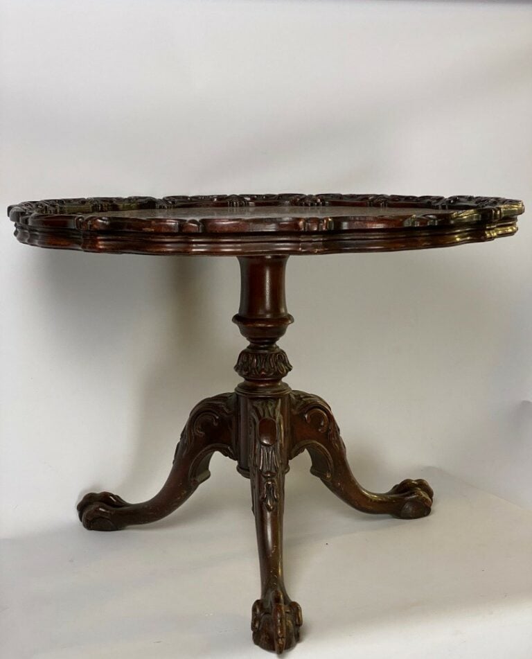 Table basse tripode en bois à pieds en terminaison léonine, le plateau cabaret…