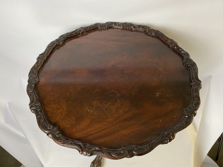 Table basse tripode en bois à pieds en terminaison léonine, le plateau cabaret…