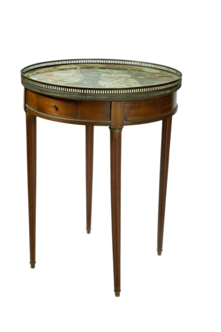Table bouillotte en acajou et placage d'acajou, un tiroir en ceinture, pieds fu…