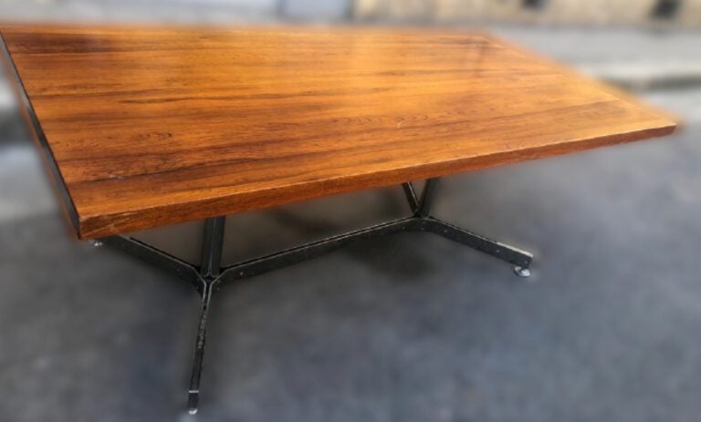 Table de conférence, plateau en placage de palissandre, piétement en métal chro…