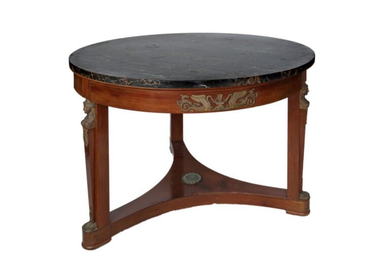 Table de salle à manger ronde en acajou et placage d'acajou, les montants sommé…