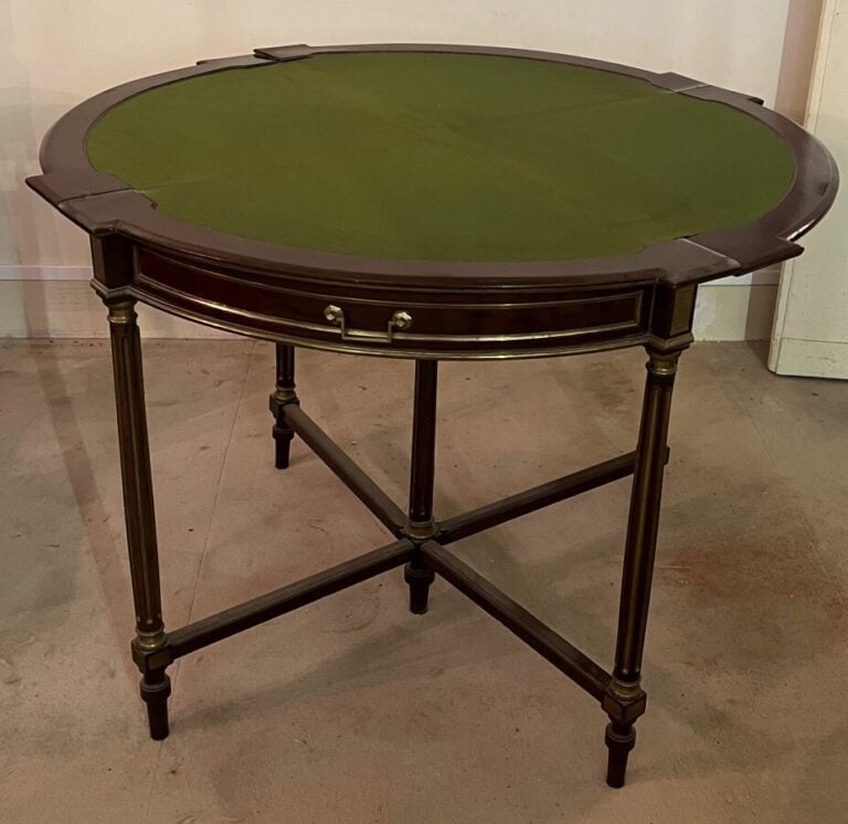 Table encoignure en acajou et placage d'acajou transformable en table à jeux, r…