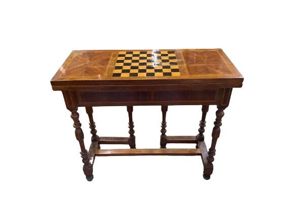 Table formant table à jeux rectangulaire en bois de placage à décor marqueté d'…