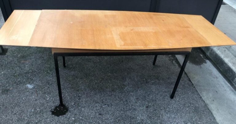 TABLE PIETEMENT EN METAL ET PLATEAU EN BOIS - (comporte deux rallonges, acciden…