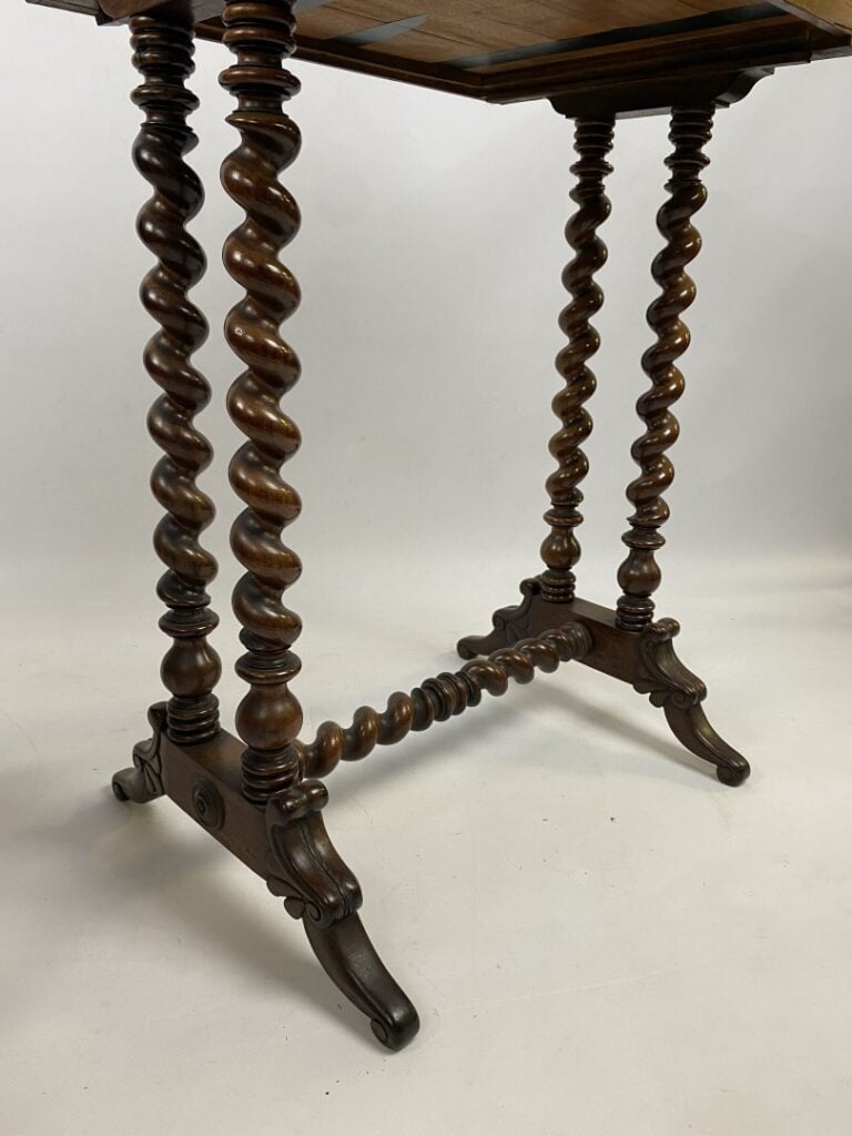 Table travailleuse à piètement torsadé en bois avec entretoise, ouvrant par un…