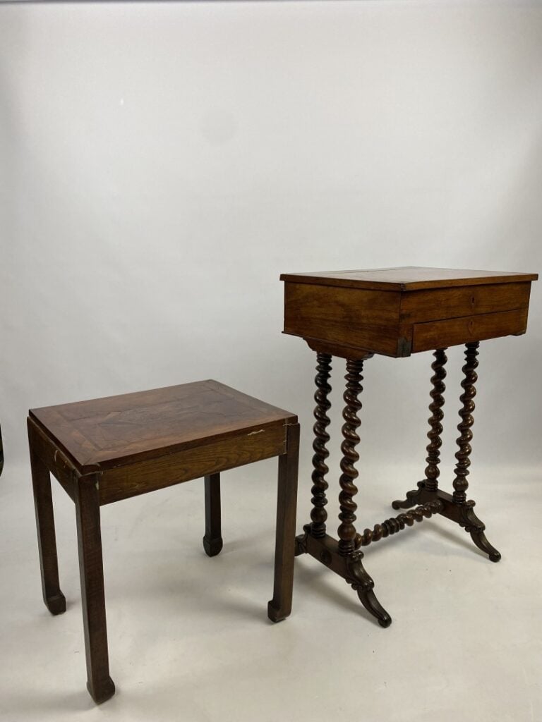 Table travailleuse à piètement torsadé en bois avec entretoise, ouvrant par un…