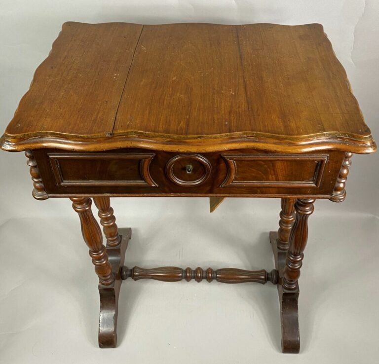 Table travailleuse en noyer ouvrant par un abattant découvrant un miroir et des…