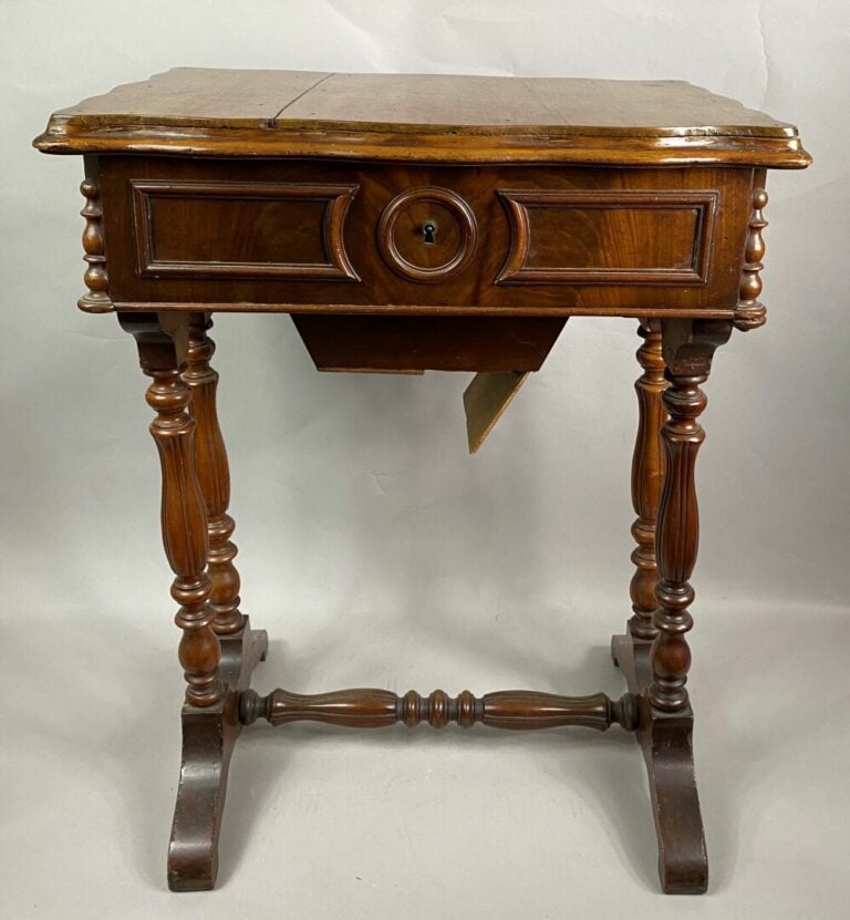 Table travailleuse en noyer ouvrant par un abattant découvrant un miroir et des…
