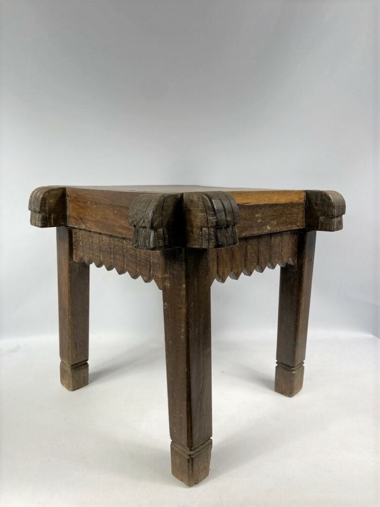 Tabouret à section carrée en bois exotique à motif scupté en ressaut, pieds dro…