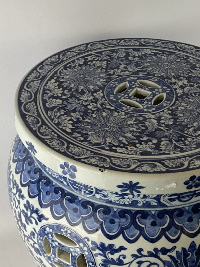 Tabouret en porcelaine bleu blanc - Chine - A décor en bleu de fleurs de lotus…