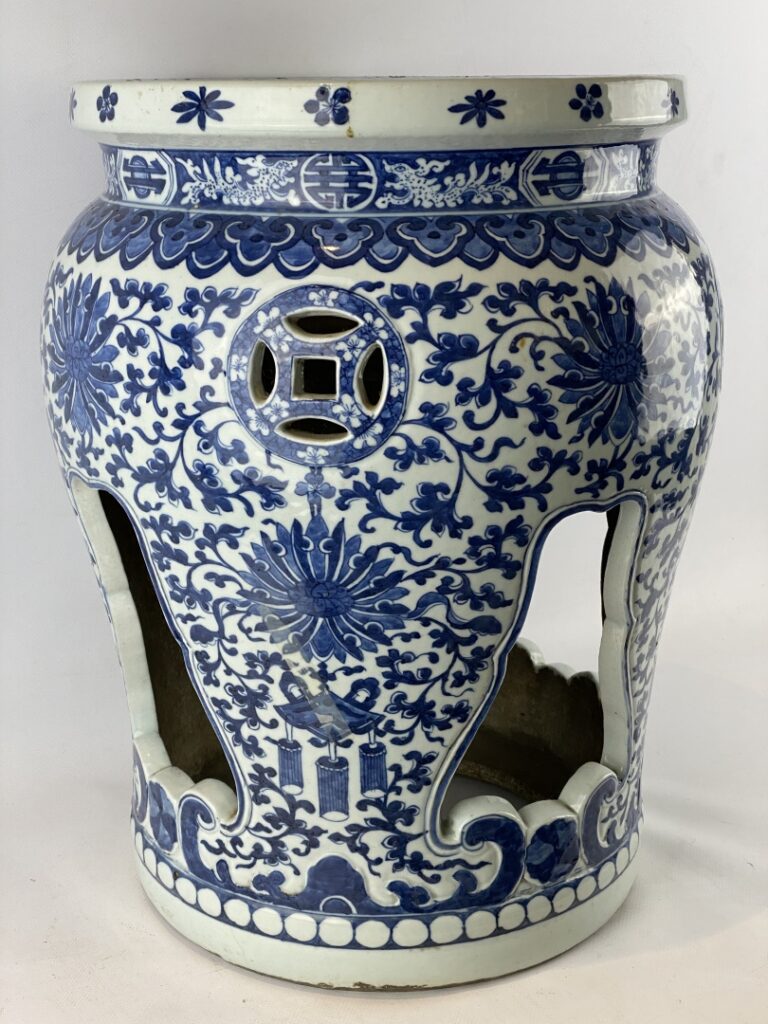 Tabouret en porcelaine bleu blanc - Chine - A décor en bleu de fleurs de lotus…