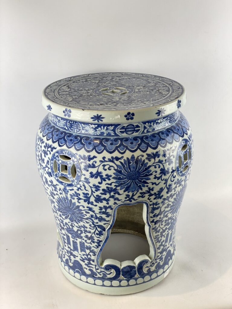 Tabouret en porcelaine bleu blanc - Chine - A décor en bleu de fleurs de lotus…