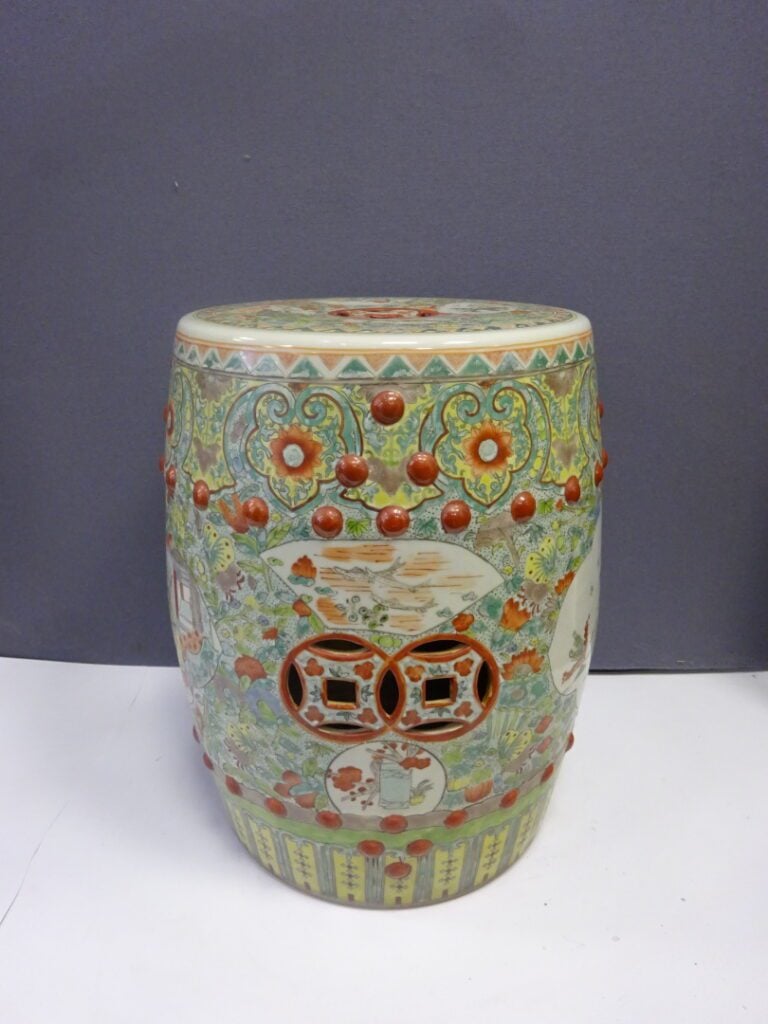 [-] TABOURET EN PORCELAINE DANS LE GOUT DE LA FAMILLE ROSE - Chine, - H: 54 cm