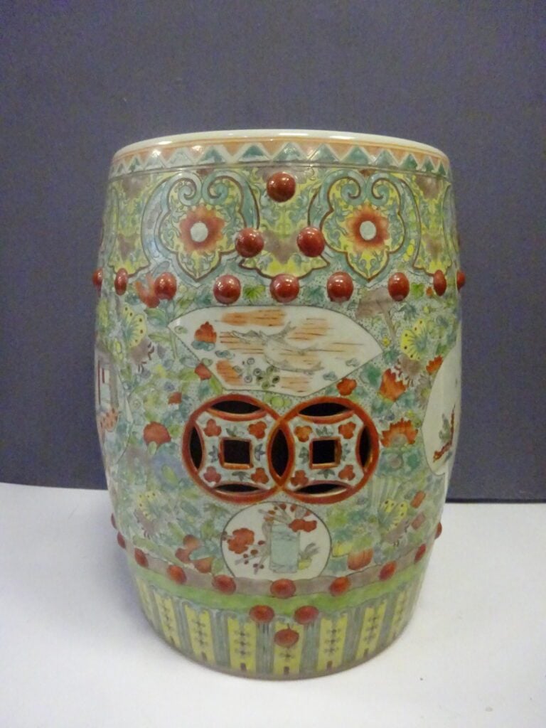[-] TABOURET EN PORCELAINE DANS LE GOUT DE LA FAMILLE ROSE - Chine, - H: 54 cm
