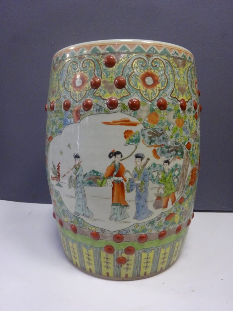[-] TABOURET EN PORCELAINE DANS LE GOUT DE LA FAMILLE ROSE - Chine, - H: 54 cm