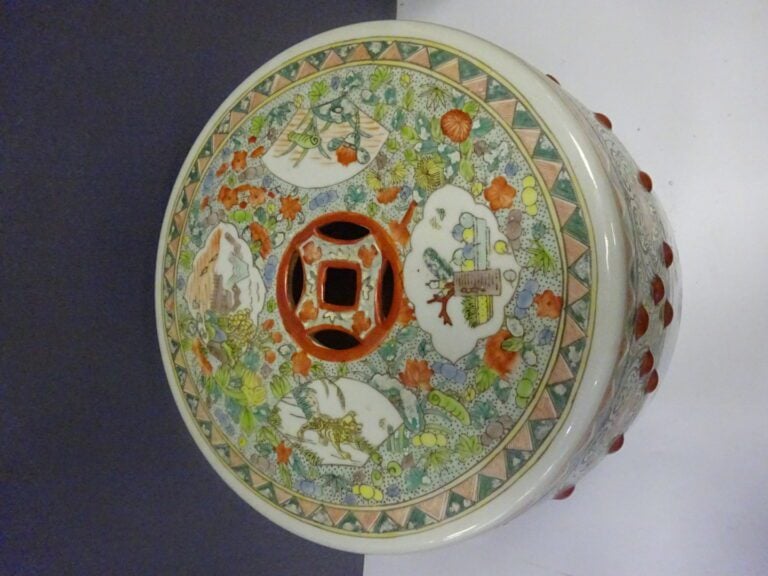 [-] TABOURET EN PORCELAINE DANS LE GOUT DE LA FAMILLE ROSE - Chine, - H: 54 cm
