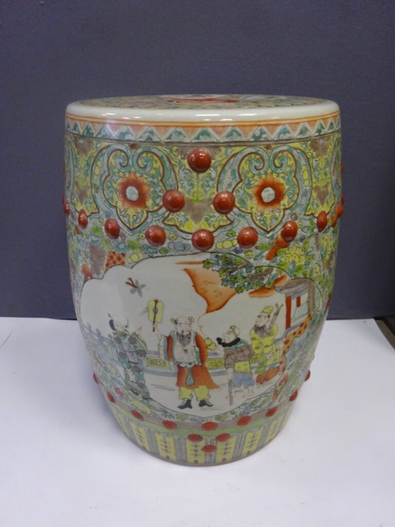 [-] TABOURET EN PORCELAINE DANS LE GOUT DE LA FAMILLE ROSE - Chine, - H: 54 cm