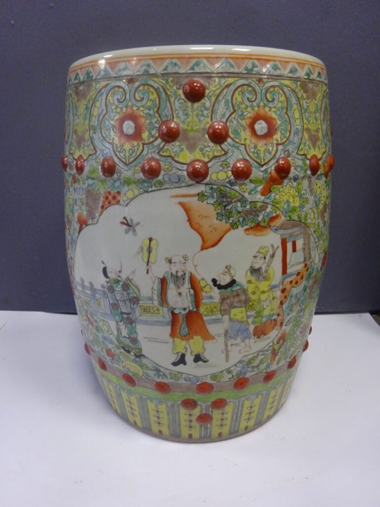 [-] TABOURET EN PORCELAINE DANS LE GOUT DE LA FAMILLE ROSE - Chine, - H: 54 cm