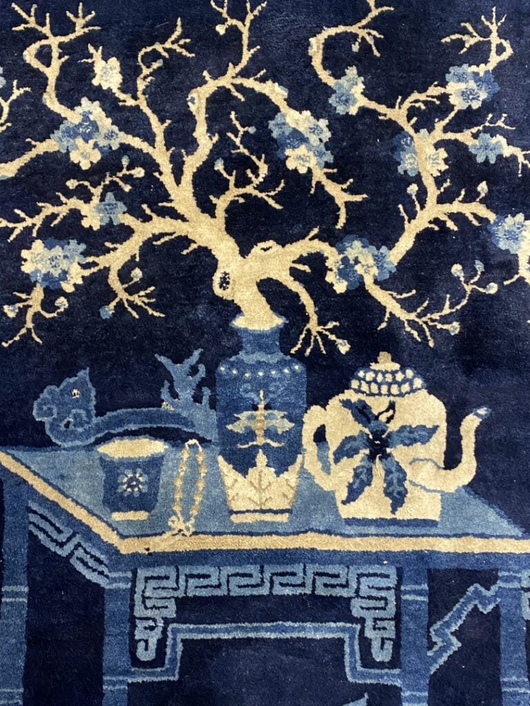 TAPIS A LA TABLE A THE ET AUX VASES - Chine - Sur fond bleu, vases archaïques e…